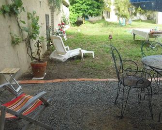 Charmant refuge à Courchamps, terrasse et jardin - Olivet - Patio