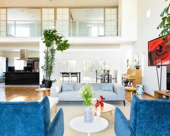 Beachcomber by AvantStay | 1 Block from Beach - Modern Estate w/ Ocean Views - Encinitas - Lobby