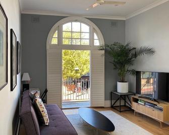 Duffotel Paddington Luxe 1-Bedroom Apartment - Sídney - Sala de estar