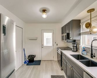 Trendy Birmingham House with Laundry Amenities! - Birmingham - Kitchen