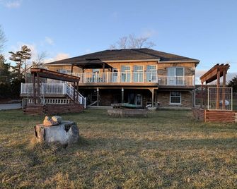 Lakeview apartments - Colborne - Building