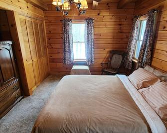 Your Perfect Mountain Getaway! Relax at 'Lost and Found' Quiet Secluded Peaceful - White Haven - Bedroom