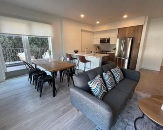 Modern Retreat in Koreatown - Perfect for Your LA Stay! - Los Angeles - Living room