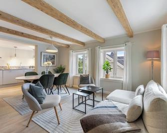 Stilfull bolig med 4 soverom - nær Arendal sentrum med parkering - Arendal - Living room