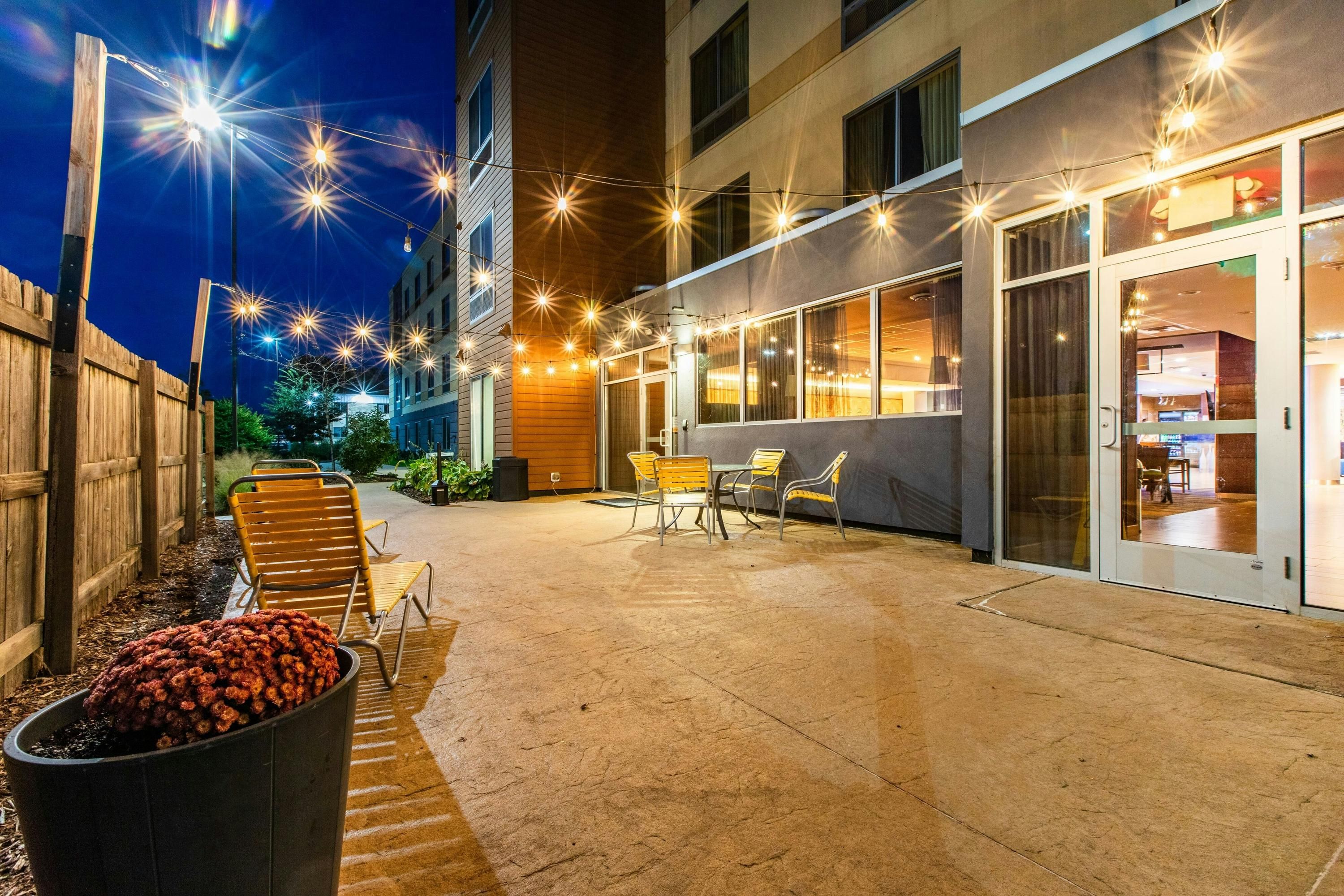 Fairfield Inn & Suites by Marriott Rochester Mayo Clinic Area/Saint Marys - רוצ'סטר - פטיו