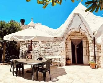 Rosa's trulli, tranquility and nature 15 min from the sea - Impalata - Patio