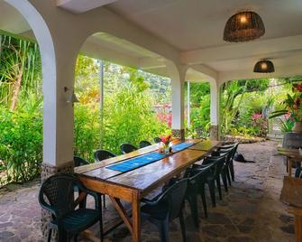 Hibiscus Valley Inn - Marigot (ort i Dominica) - Uteplats