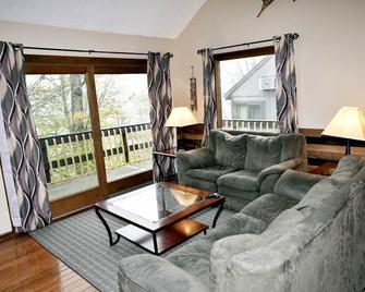 3-Bedroom Vacation Home Steps To Camelback Ski Area Ski-In Ski-Out - Tannersville - Living room