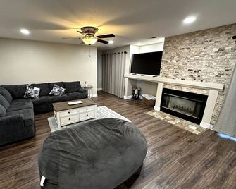 Spacious 5-bedroom Modern Home Yuba City with massive backyard, newly remodeled - Yuba City - Wohnzimmer