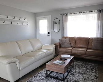 Le Chalet 4br 2 Ba + Large Parking - Cochrane