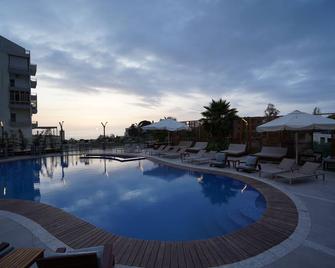 Heaven Prestige Hotel - Jounieh - Pileta