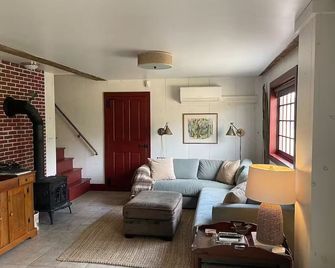 Barn Hollow Farm - Peaceful four bedroom farmhouse in Barnard, VT - Barnard - Living room