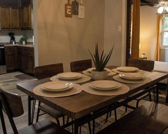 The Cozy Getaway Grill & Roku at Your Convenience! - Huntsville - Dining room