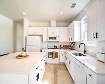 Flagstaff-Area Family Home with Hot Tub and Patio - Bellemont - Kitchen