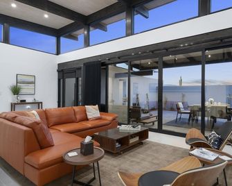 New Modern Custom Home, Located in Beautiful Carefree, Arizona - Carefree - Living room
