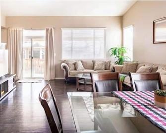 Cozy hideaway in Spruce: 4BR Retreat close to DIA - Brighton - Living room