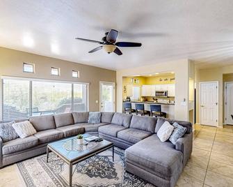 Updated desert condo with hot tub & pool - Oro Valley - Living room