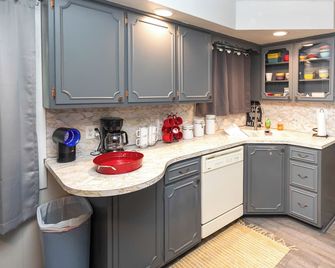 'the Cech Inn' in Columbus: Walk to Pawnee Park! - Columbus - Kitchen