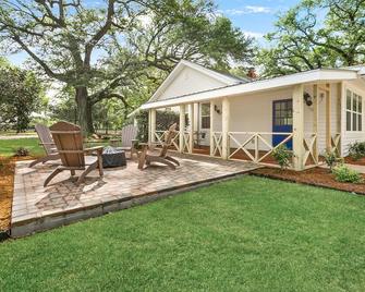 The White House at HH - Bush - Patio