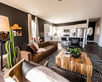 Stylish Townhome with Rooftop Deck - Charming Urban Retreat - Nashville - Living room