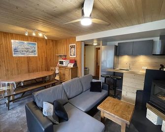 Large semi-detached chalet in quiet and sunny area - Laveissière - Salon