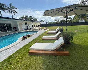 Chic-Ness Oasis Fifa World Cup 2026 Heat - Cutler Bay - Piscina