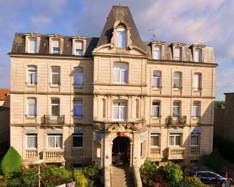 Brit Hotel Confort Bagnoles Normandie - Bagnoles-de-l'Orne-Normandie - Bâtiment