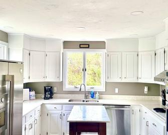 Large House w/ample space- steps from Skaket Beach, close to CCRT and downtown! - Orleans - Cuisine