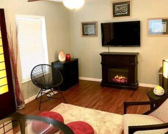 Quiet 3 level end unit townhome in Columbia - Columbia - Living room