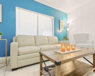 Relaxing, Cozy, Private Home, Large Front Yard - El Monte - Living room