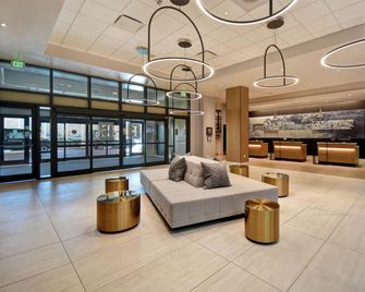 Embassy Suites by Hilton Raleigh Durham Research Triangle - Cary - Hành lang
