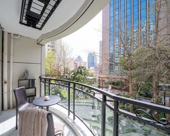 Book and Bed-People's Square - Shanghai - Balcony