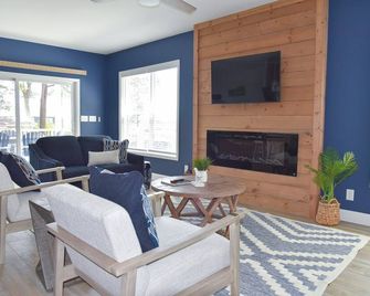 Large home-marina, beach, pools - Long Neck - Living room