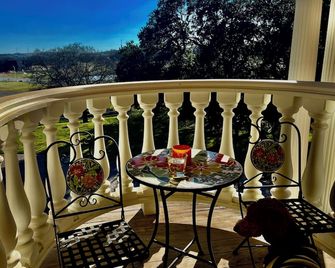 Country Mansion Estate w 5 King Bedrooms 60 acres & Lakes w Resort-style Pool - Benbrook - Balkon