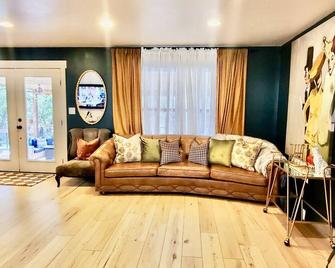 San Marcos 5br Retreat Pool Near Txst River - San Marcos - Living room