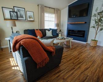 Beautiful Condo by Park Entrance - Three Rivers - Living room