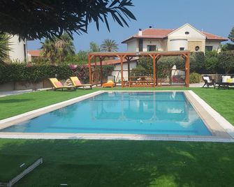Large Luxury 4 bedroom Villa With Private Swimming Pool In Lapta, North Cyprus. - Lápithos - Bazén