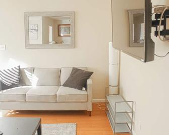 Cozy 2-bedroom condo in fabulous Berkeley next to the marina - Berkeley - Living room
