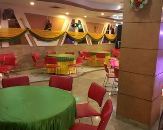 Hotel Melrose Inn By Excellent Hospitality - Alīgarh - Restaurant