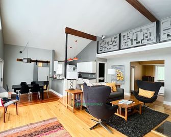 Modern 'Up North' style cabin on 40 acres. Dog welcome. Air conditioning. - Beulah - Sala de estar