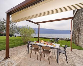 Villa Victoria: luxury waterfront villa with splendid views - Gargnano - Patio
