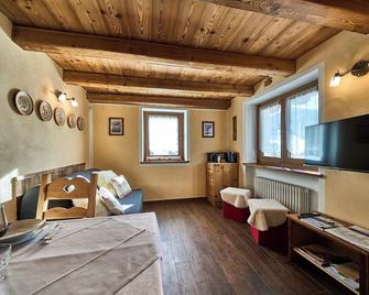 MCX Vacation Rental - MAISON LOZ duplex in typical village in Valtournenche with modern comforts just 2 minutes from the cable cars! - Valtournenche - Wohnzimmer
