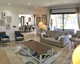 Pet friendly home in Uchaux - Uchaux - Sala de estar