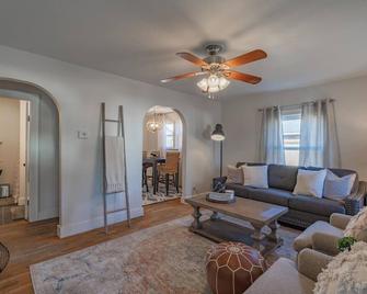 Lodge On Landess - Marion - Living room