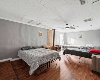 7 Tiny Town Farm House Animals Fire Pit by Vacation Your Way - Hico - Habitación