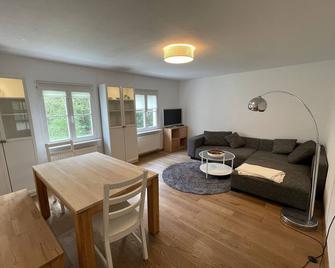 Ruhig und Idyllisch: Kleines Ferienhaus am Waldrand - S-bahn-nähe - Zentrumsnah - Bergisch Gladbach - Dining room