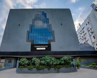 Luxury Stays at Lakdikapul Near Red Hills - Hyderabad - Building