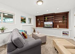 Mountain Retreat - North Saanich - Living room