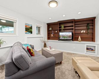 Mountain Retreat - North Saanich - Living room