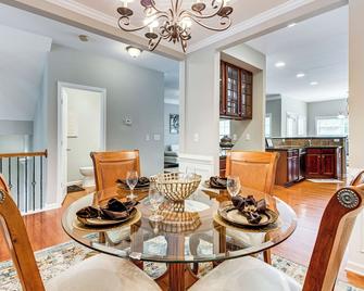 3 Mi to Avalon: Townhome w/ Balcony in Alpharetta! - Alpharetta - Dining room